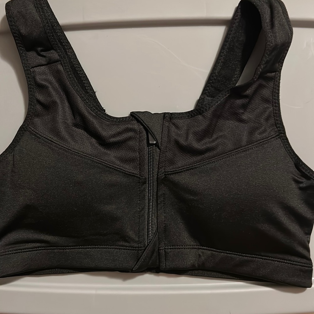 Front zip sports bra size XL